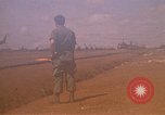 Immagine di Elicotteri trasportano 101st Airborne Pappagalli becco Cambogia, 1970, secondo 41 filmato di repertorio 65675038735