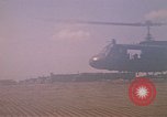 Immagine di Elicotteri trasportano 101st Airborne Pappagalli becco Cambogia, 1970, secondo 47 filmato di repertorio 65675038735