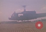 Immagine di Elicotteri trasportano 101st Airborne Pappagalli becco Cambogia, 1970, secondo 51 filmato di repertorio 65675038735