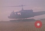 Immagine di Elicotteri trasportano 101st Airborne Pappagalli becco Cambogia, 1970, secondo 53 filmato di repertorio 65675038735