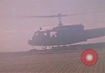 Immagine di Elicotteri trasportano 101st Airborne Pappagalli becco Cambogia, 1970, secondo 54 filmato di repertorio 65675038735
