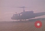 Immagine di Elicotteri trasportano 101st Airborne Pappagalli becco Cambogia, 1970, secondo 55 filmato di repertorio 65675038735
