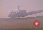 Immagine di Elicotteri trasportano 101st Airborne Pappagalli becco Cambogia, 1970, secondo 57 filmato di repertorio 65675038735