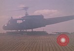 Immagine di Elicotteri trasportano 101st Airborne Pappagalli becco Cambogia, 1970, secondo 58 filmato di repertorio 65675038735