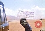 Immagine di CH 47 elicottero sollevano nuvole di polvere rossa Pleiku Vietnam, 1970, secondo 1 filmato di repertorio 65675038742