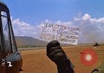 Immagine di CH 47 elicottero sollevano nuvole di polvere rossa Pleiku Vietnam, 1970, secondo 3 filmato di repertorio 65675038742