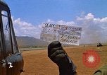 Immagine di CH 47 elicottero sollevano nuvole di polvere rossa Pleiku Vietnam, 1970, secondo 4 filmato di repertorio 65675038742