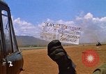 Immagine di CH 47 elicottero sollevano nuvole di polvere rossa Pleiku Vietnam, 1970, secondo 5 filmato di repertorio 65675038742