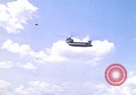 Immagine di CH 47 elicottero sollevano nuvole di polvere rossa Pleiku Vietnam, 1970, secondo 6 filmato di repertorio 65675038742