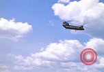Immagine di CH 47 elicottero sollevano nuvole di polvere rossa Pleiku Vietnam, 1970, secondo 7 filmato di repertorio 65675038742