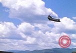 Immagine di CH 47 elicottero sollevano nuvole di polvere rossa Pleiku Vietnam, 1970, secondo 8 filmato di repertorio 65675038742