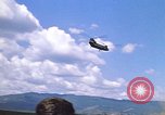Immagine di CH 47 elicottero sollevano nuvole di polvere rossa Pleiku Vietnam, 1970, secondo 9 filmato di repertorio 65675038742