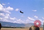Immagine di CH 47 elicottero sollevano nuvole di polvere rossa Pleiku Vietnam, 1970, secondo 10 filmato di repertorio 65675038742