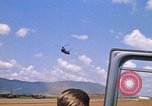 Immagine di CH 47 elicottero sollevano nuvole di polvere rossa Pleiku Vietnam, 1970, secondo 11 filmato di repertorio 65675038742