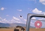 Immagine di CH 47 elicottero sollevano nuvole di polvere rossa Pleiku Vietnam, 1970, secondo 12 filmato di repertorio 65675038742