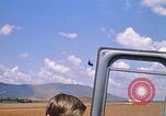Immagine di CH 47 elicottero sollevano nuvole di polvere rossa Pleiku Vietnam, 1970, secondo 13 filmato di repertorio 65675038742