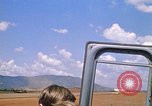 Immagine di CH 47 elicottero sollevano nuvole di polvere rossa Pleiku Vietnam, 1970, secondo 14 filmato di repertorio 65675038742