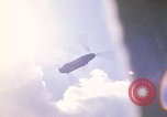 Immagine di CH 47 elicottero sollevano nuvole di polvere rossa Pleiku Vietnam, 1970, secondo 15 filmato di repertorio 65675038742