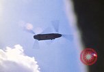 Immagine di CH 47 elicottero sollevano nuvole di polvere rossa Pleiku Vietnam, 1970, secondo 16 filmato di repertorio 65675038742