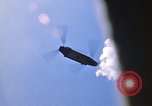 Immagine di CH 47 elicottero sollevano nuvole di polvere rossa Pleiku Vietnam, 1970, secondo 17 filmato di repertorio 65675038742