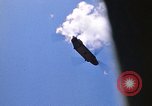 Immagine di CH 47 elicottero sollevano nuvole di polvere rossa Pleiku Vietnam, 1970, secondo 18 filmato di repertorio 65675038742