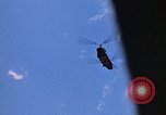 Immagine di CH 47 elicottero sollevano nuvole di polvere rossa Pleiku Vietnam, 1970, secondo 20 filmato di repertorio 65675038742