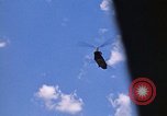 Immagine di CH 47 elicottero sollevano nuvole di polvere rossa Pleiku Vietnam, 1970, secondo 21 filmato di repertorio 65675038742