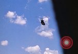 Immagine di CH 47 elicottero sollevano nuvole di polvere rossa Pleiku Vietnam, 1970, secondo 23 filmato di repertorio 65675038742