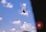 Immagine di CH 47 elicottero sollevano nuvole di polvere rossa Pleiku Vietnam, 1970, secondo 24 filmato di repertorio 65675038742