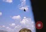 Immagine di CH 47 elicottero sollevano nuvole di polvere rossa Pleiku Vietnam, 1970, secondo 25 filmato di repertorio 65675038742