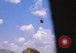 Immagine di CH 47 elicottero sollevano nuvole di polvere rossa Pleiku Vietnam, 1970, secondo 26 filmato di repertorio 65675038742