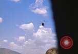 Immagine di CH 47 elicottero sollevano nuvole di polvere rossa Pleiku Vietnam, 1970, secondo 27 filmato di repertorio 65675038742