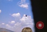 Immagine di CH 47 elicottero sollevano nuvole di polvere rossa Pleiku Vietnam, 1970, secondo 28 filmato di repertorio 65675038742
