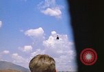 Immagine di CH 47 elicottero sollevano nuvole di polvere rossa Pleiku Vietnam, 1970, secondo 29 filmato di repertorio 65675038742