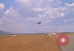 Immagine di CH 47 elicottero sollevano nuvole di polvere rossa Pleiku Vietnam, 1970, secondo 30 filmato di repertorio 65675038742
