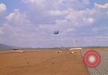 Immagine di CH 47 elicottero sollevano nuvole di polvere rossa Pleiku Vietnam, 1970, secondo 31 filmato di repertorio 65675038742