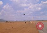 Immagine di CH 47 elicottero sollevano nuvole di polvere rossa Pleiku Vietnam, 1970, secondo 32 filmato di repertorio 65675038742