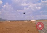 Immagine di CH 47 elicottero sollevano nuvole di polvere rossa Pleiku Vietnam, 1970, secondo 33 filmato di repertorio 65675038742