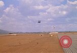Immagine di CH 47 elicottero sollevano nuvole di polvere rossa Pleiku Vietnam, 1970, secondo 34 filmato di repertorio 65675038742