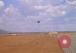 Immagine di CH 47 elicottero sollevano nuvole di polvere rossa Pleiku Vietnam, 1970, secondo 35 filmato di repertorio 65675038742