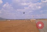 Immagine di CH 47 elicottero sollevano nuvole di polvere rossa Pleiku Vietnam, 1970, secondo 36 filmato di repertorio 65675038742