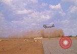 Immagine di CH 47 elicottero sollevano nuvole di polvere rossa Pleiku Vietnam, 1970, secondo 37 filmato di repertorio 65675038742