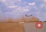 Immagine di CH 47 elicottero sollevano nuvole di polvere rossa Pleiku Vietnam, 1970, secondo 38 filmato di repertorio 65675038742