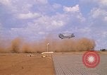 Immagine di CH 47 elicottero sollevano nuvole di polvere rossa Pleiku Vietnam, 1970, secondo 39 filmato di repertorio 65675038742