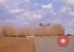 Immagine di CH 47 elicottero sollevano nuvole di polvere rossa Pleiku Vietnam, 1970, secondo 40 filmato di repertorio 65675038742