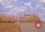 Immagine di CH 47 elicottero sollevano nuvole di polvere rossa Pleiku Vietnam, 1970, secondo 41 filmato di repertorio 65675038742
