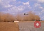 Immagine di CH 47 elicottero sollevano nuvole di polvere rossa Pleiku Vietnam, 1970, secondo 42 filmato di repertorio 65675038742