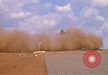 Immagine di CH 47 elicottero sollevano nuvole di polvere rossa Pleiku Vietnam, 1970, secondo 43 filmato di repertorio 65675038742