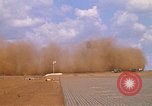 Immagine di CH 47 elicottero sollevano nuvole di polvere rossa Pleiku Vietnam, 1970, secondo 44 filmato di repertorio 65675038742