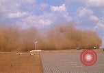Immagine di CH 47 elicottero sollevano nuvole di polvere rossa Pleiku Vietnam, 1970, secondo 45 filmato di repertorio 65675038742